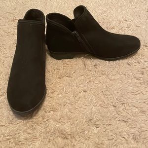 Size 8 black time and tru booties
